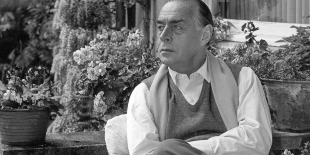 ARCHIV - Der Schriftsteller Erich Maria Remarque in seinem Haus am Lago Maggiore (undatiert). Remarque errang mit seinem desillusionierenden Kriegsroman "Im Westen nichts Neues" (1929) Weltruhm. Der aus Osnabrück stammende Schriftsteller starb vor...