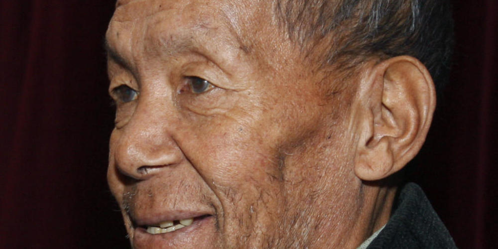 ARCHIV - Ang Rita Sherpa spricht während einer Pressekonferenz. Der nepalesische Rekordbergsteiger Ang Rita Sherpa ist im Alter von 72 Jahren gestorben. Das teilte Nepals Bergsteigervereinigung NMA mit. Sherpa wurde als einer der besten Bergführer...