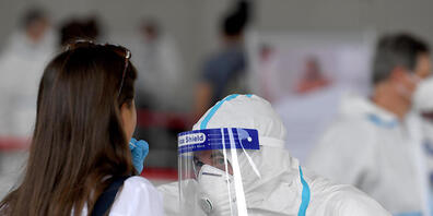 Eine Studentin besucht eine Covid-19 Teststraße für 15 Minuten-Schnelltests. Sie lässt sich zu Beginn einer Lehrveranstaltung der WU-Wien, im Austria Center Vienna, testen. 3600 der aktuell rund 6600 aktiven Fälle in Österreich werden aus Wien gem...