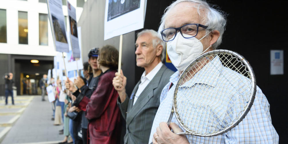 Dutzende Klimaaktivisten und Vertreter der Bewegung "Grosseltern für das Klima" bekunden vor dem Gerichtsgebäude in Renens ihre Unterstützung für die Angeklagten.