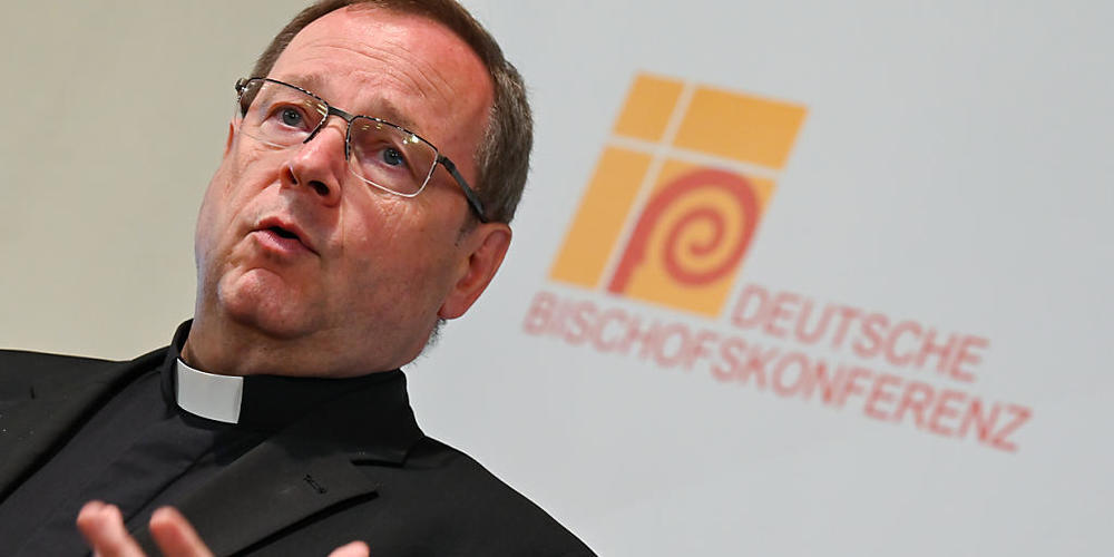 Georg Bätzing, Bischof von Limburg und Vorsitzender der Deutschen Bischofskonferenz, gibt am Rande der Herbstvollversammlung der Deutschen Bischofskonferenz ein Statement vor der Presse ab. Foto: Arne Dedert/dpa