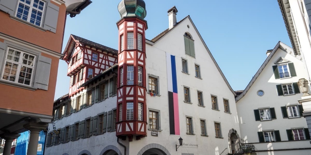 An verschiedenen Zeiten wird zu einem Stadtrundgang eingeladen. 