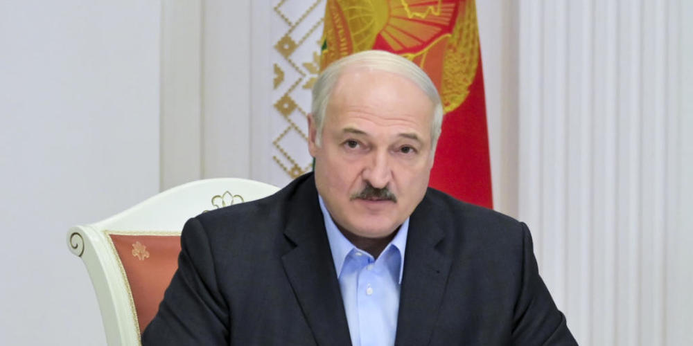 Alexander Lukaschenko, Präsident von Belarus, nimmt während der andauernden Proteste der Demokratiebewegung an einem Treffen mit dem nationalen Sicherheitsrat teil. Foto: Andrei Stasevich/BelTA/AP/dpa