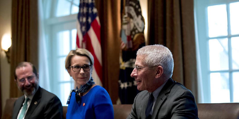 GlaxoSmithKline-Chefin Emma Walmsley (2. v. links) gibt sich optimistisch, spätestens im kommenden Jahr eine medizinische Lösung im Kampf gegen das Coronavirus zu haben. (Archivbild)