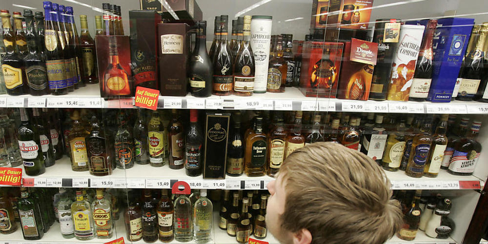 2019 gab es in der Schweiz über 6500 Alkoholtestkäufe durch Minderjährige. Jeder fünfte davon war von Erfolg gekrönt. (Themenbild)