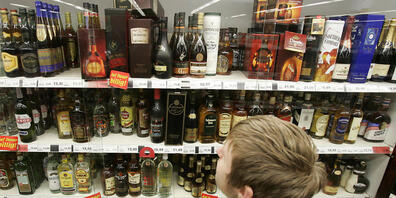 2019 gab es in der Schweiz über 6500 Alkoholtestkäufe durch Minderjährige. Jeder fünfte davon war von Erfolg gekrönt. (Themenbild)