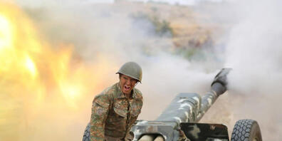 HANDOUT - Das Foto, das vom armenischen Verteidigungsministerium zur Verfügung gestellt wurde, zeigt einen Soldaten der armenischen Armee beim Abfeuern einer Kanone. Foto: -/Armenian Defense Ministry/AP/dpa - ACHTUNG: Nur zur redaktionellen Verwen...