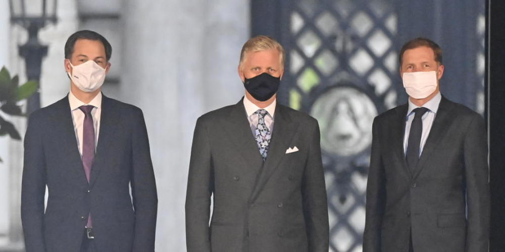 Der Minister für Zusammenarbeit, Entwicklung, Digitale Agenda, Postdienste und Finanzen Alexander De Croo (l-r), König Philippe von Belgien und der PS-Vorsitzende Paul Magnette stehen zusammen vor ihrem Treffen im Königspalast über die Bildung ein...