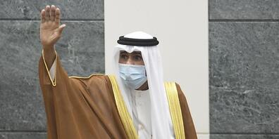 Scheich Nawaf Al Ahmad Al Sabah mit Mund-Nasen-Schutz, der neue Emir von Kuwait, winkt, nachdem er den Verfassungseid vor der Nationalversammlung geleistet hat. Foto: Jaber Abdulkhaleg/AP/dpa