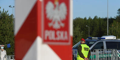 ARCHIV - Eine Frau aus Polen schaut über die geschlossen Grenze noch Deutschland. Foto: Stefan Sauer/dpa