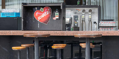 ARCHIV - Eine leere Bar. Zu den folgenschweren Ereignissen in der Corona-Krise in Ischgl ermitteln die Behörden in Österreich gegen vier Beschuldigte. Foto: Jakob Gruber/APA/dpa