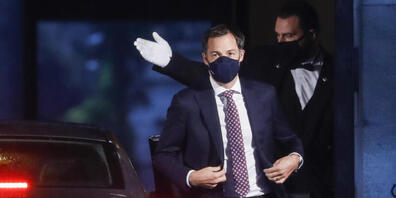 Alexander De Croo (l), Minister für Finanzen und Entwicklungshilfe, kommt zu einem Treffen mit dem König von Belgien am Königspalast an. Foto: Thierry Roge/BELGA/dpa