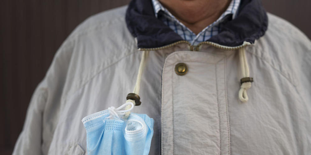 Personen, die mit dem öffentlichen Verkehr unterwegs sind, bewahren ihre Hygienemasken auf unterschiedlichste Weise auf. (Archivbild)
