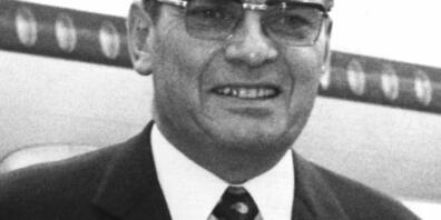 ARCHIV - Der damalige Berlinale-Festspielleiter Alfred Bauer steht auf dem Flughafen Tempelhof. Foto: Konrad Giehr/dpa