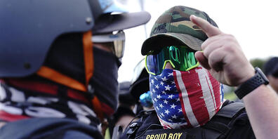 ARCHIV - Ein rechter Demonstrant der Proud Boys (r) diskutiert mit einem Gegendemonstranten, während einer Kundgebung. Foto: John Locher/AP/dpa