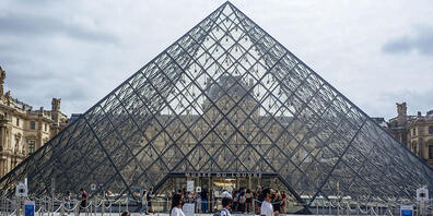 ARCHIV - Eine Familie mit Schutzmasken geht am Louvre vorbei. Foto: Kamil Zihnioglu/AP/dpa