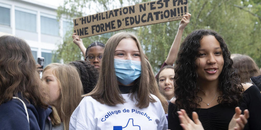 Für grossen Ärger sorgt das T-Shirt mit dem Spruch "J'ai une tenue adequate!" (Ich trage eine angemessene Kleidung), das eigentlich bis zu den Knien reicht, von der Schülerin aus Protest aber bauchfrei getragen wird.