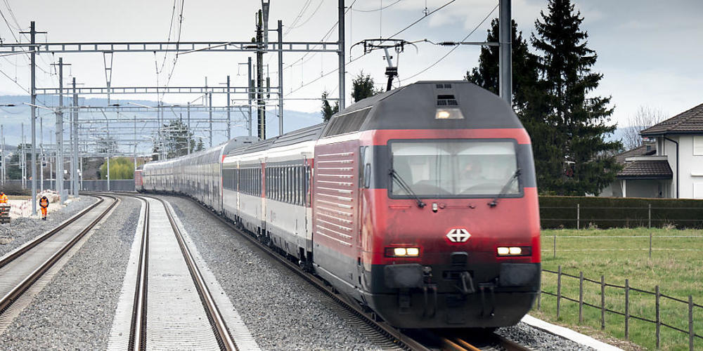 Bis 2025 wollen die SBB ausschliesslich mit erneuerbarer Energie unterwegs sein. (Archivbild)