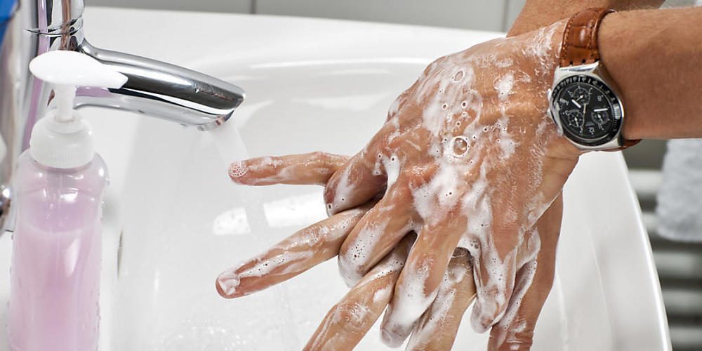 Wieso Menschen die Corona-Regeln wie häufiges Händewaschen befolgen, kann laut einer Studie mit psychologischen Motiven erklärt werden.