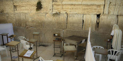 Ein Mann betet alleine an der Klagemauer in der Altstadt. Foto: Sebastian Scheiner/AP/dpa