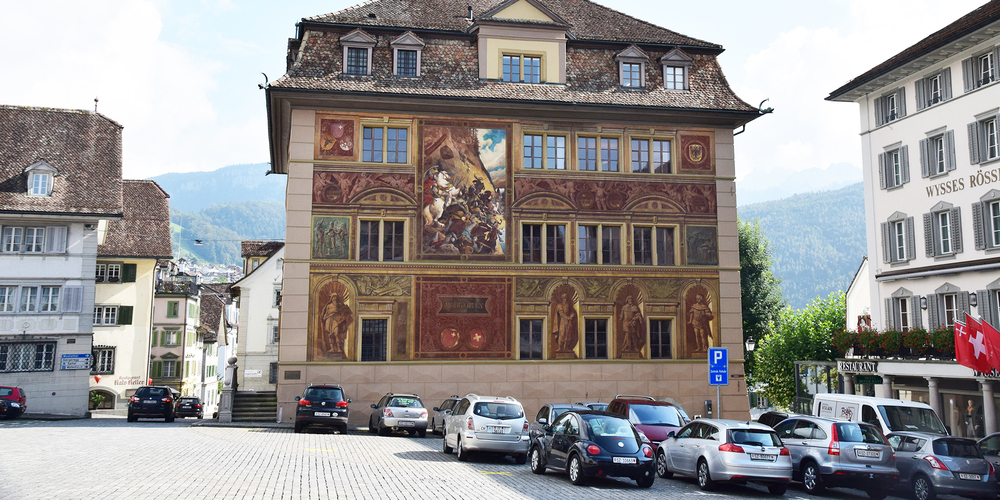 Teile des oberen Hauptplatzes bis zur Herrengasse in Schwyz müssen neu gepflästert werden. (Bild: Archiv)