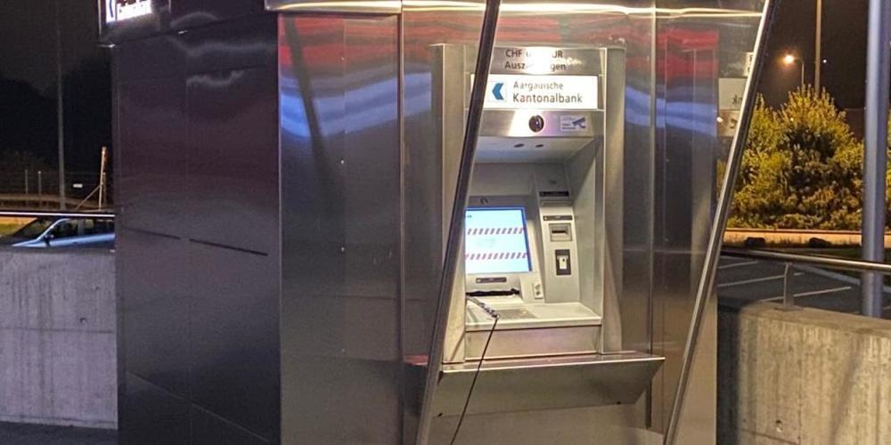 Ein Drittperson beobachtete zwei maskierte Personen, die am Bankomaten hantierten.