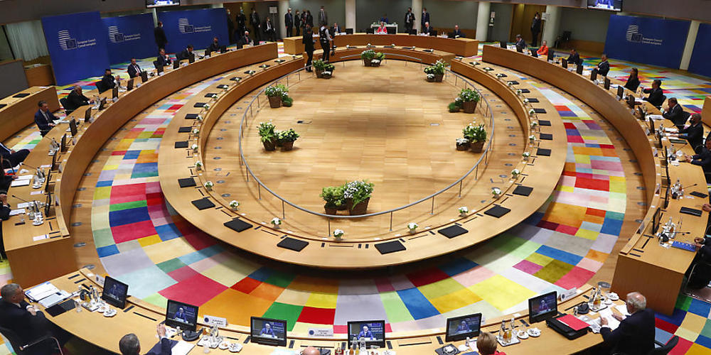 ARCHIV - Bundeskanzlerin Angela Merkel nimmt an einem Gespräch am Runden Tisch beim EU-Gipfel in Brüssel teil.  Angesichts des Erdgaskonflikts im östlichen Mittelmeer beraten die EU-Staats- und Regierungschefs am Donnerstag bei einem EU-Sondergipf...