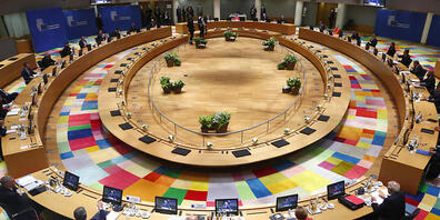 ARCHIV - Bundeskanzlerin Angela Merkel nimmt an einem Gespräch am Runden Tisch beim EU-Gipfel in Brüssel teil.  Angesichts des Erdgaskonflikts im östlichen Mittelmeer beraten die EU-Staats- und Regierungschefs am Donnerstag bei einem EU-Sondergipf...