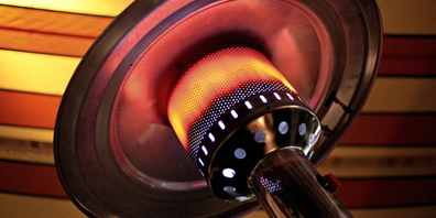 Winterliche Gastfreundschaft: Gastro Graubünden setzt auf Heizpilze, um die Gäste auch im Herbst und Winter in den Gartenbeizen bedienen zu können. (Bild Keystone)