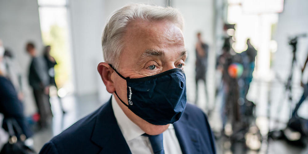 Klaus-Peter Schulenberg, Vorstandsvorsitzende CTS Eventim, kommt als Zeuge vor den Maut-Untersuchungsausschuss des Bundestags. In der Sitzung soll auch noch Verkehrsminister Scheuer befragt werden. Die Opposition wirft Scheuer schwere Fehler bei d...