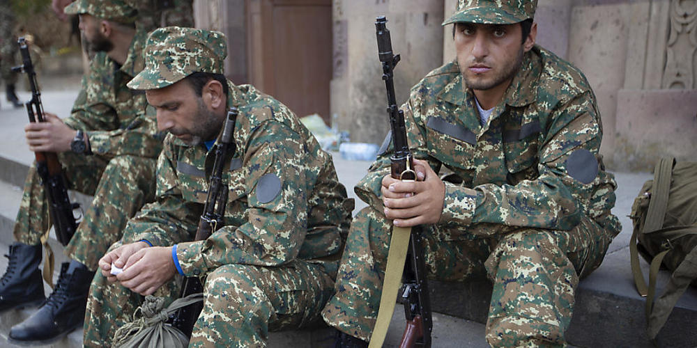 Armenische Freiwilligenrekruten versammeln sich an einem Ort, an dem sie ihre Uniformen und Waffen erhalten, bevor sie an die Frontlinie entsandt werden. Die verfeindeten Südkaukasusrepubliken Armenien und Aserbaidschan liefern sich schwere Kämpfe...