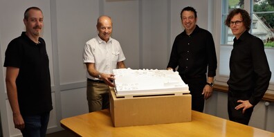 Geserhus-Heimleiter Laurent Déverin (v.l.), Andreas Eggenberger, Präsident des Geserhus-Zweckverbands sowie Carlos Martinez und Matthias Waibel von der Carlos Martinez Architekten AG begutachten das Modell des «Geserhus»-Neubaus (Bild: Ralph Dietsche) 