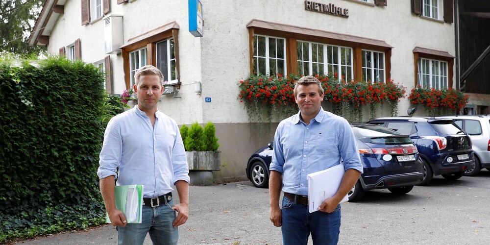 Fahrmaadhof-Geschäftsführer Simon Lässer (links) zusammen mit Daniel Britschgi anlässlich der Einreichung der Baueingabe (Bild: pd)