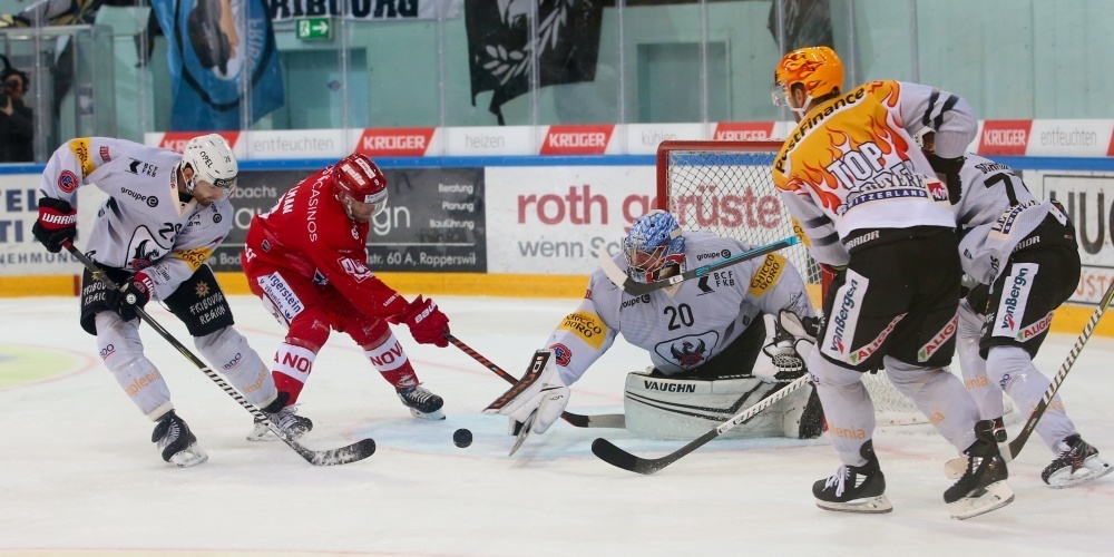 Torhüter Reto Berra (Fribourg) mit erfolgreicher Abwehr gegen die SCRJ Lakers. Bild: Thomas Oswald, Archiv.