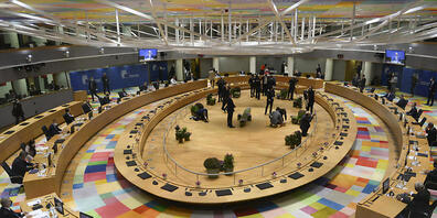 Überblick über das Rundtischgespräch beim EU-Gipfel im Gebäude des Europäischen Rates. Foto: Johanna Geron/Reuters Pool via AP/dpa