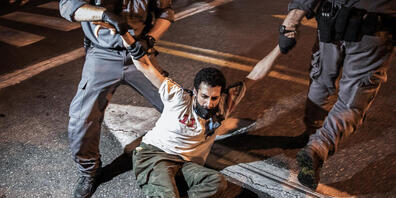 Die Polizei verhaftet während einer Protestaktion einen Demonstranten. Foto: Ilia Yefimovich/dpa