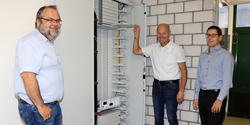 Josef Wyss (v.l.), Betriebsleiter Elektrizitätsversorgung, berichtet den beiden Gemeindepräsidenten Andreas Eggenberger (Rebstein) und Alexander Breu (Marbach) über den Stand des Ausbaus (Bild: pd)