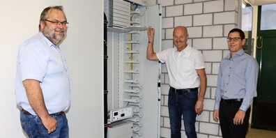 Josef Wyss (v.l.), Betriebsleiter Elektrizitätsversorgung, berichtet den beiden Gemeindepräsidenten Andreas Eggenberger (Rebstein) und Alexander Breu (Marbach) über den Stand des Ausbaus (Bild: pd)