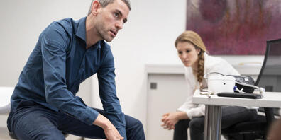 Noch sind Ärztinnen generell gesehen in der Minderzahl. Aber sie drängen langsam in den Vordergrund: Bei den unter-40-jährigen Praktizierenden haben sie schon eine deutliche Mehrheit von 62 Prozent. (Symbolbild)