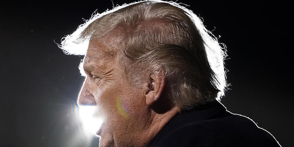 Donald Trump, Präsident der USA, spricht während einer Wahlkampfveranstaltung auf dem internationalen Flughafen von Duluth. Foto: Alex Brandon/AP/dpa