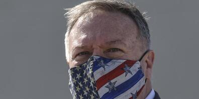 Mike Pompeo, Außenminister der USA, besucht mit Mund-Nasen-Schutz die griechische Fregatte Salamis auf dem Stützpunkt für Marineunterstützungsaktivitäten in Souda auf der griechischen Insel Kreta. Foto: Aris Messinis/AFP POOL/AP/dpa