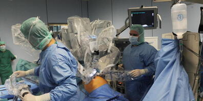 Bisher waren Hitze und Elektrizität die Mittel der Wahl bei Prostatavergrösserung. Neu wird überschüssiges Gewebe mit einem ultraschall- und robotergesteuerten Hochdruck-Wasserstrahl "weggeschossen". Das ist schonend, schnell, präzis und schadet d...