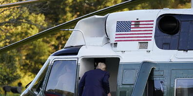 Donald Trump, Präsident der USA, steigt in die Marine One ein. Foto: Alex Brandon/AP/dpa