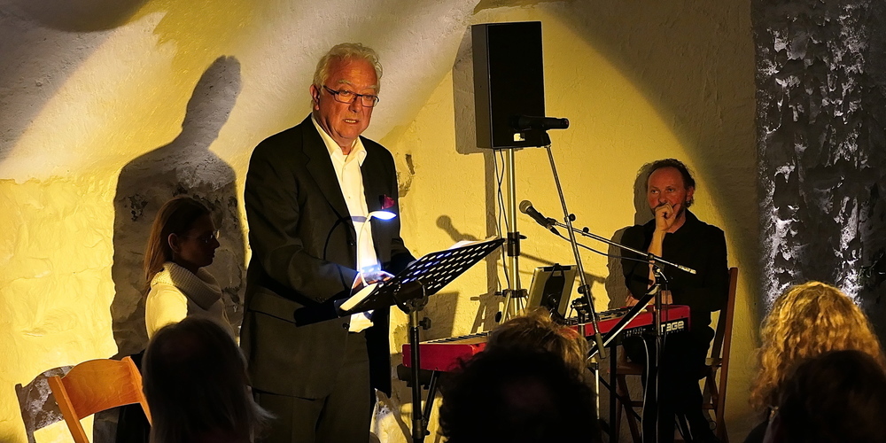 Hans-Peter Enderli (li) und Andi Loser (re) boten einen den Besuchern einen fröhlich-schaurigen Abend voller Geschichten und Musik (Bilder: Ulrike Huber)