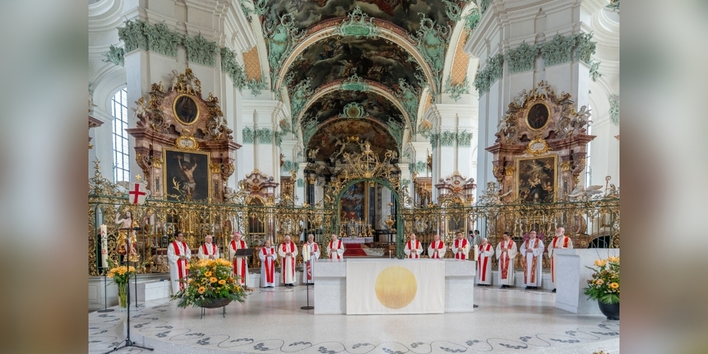 Bischof Markus Büchel mit den Mitgliedern des Domkapitels bei der Andacht. 