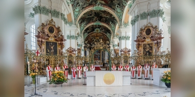 Bischof Markus Büchel mit den Mitgliedern des Domkapitels bei der Andacht. 