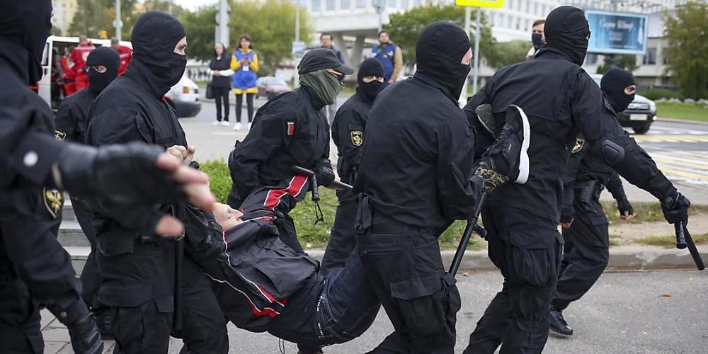 dpatopbilder - Polizisten nehmen in Minsk am Rande einer Demonstration gegen Staatschef Lukaschenko einen Mann fest. Foto: Uncredited/TUT.by/AP/dpa