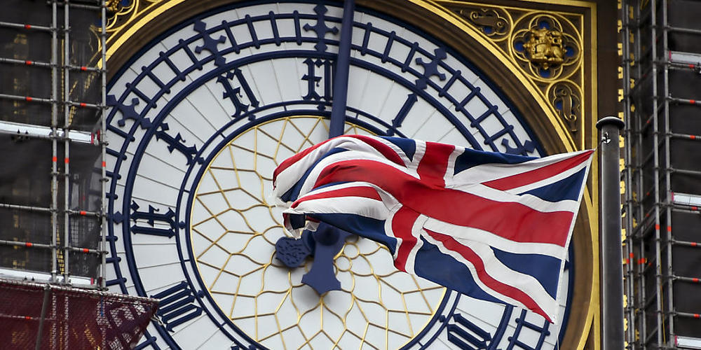 ARCHIV - Eine am Ziffernblatt des Big Ben befestigte britische Flagge weht im Wind. Foto: Alberto Pezzali/AP/dpa