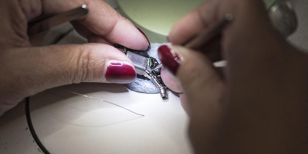 Der Markt für Hörgeräte und -implantate hat sich schneller erholt als befürchtet. (Archivbild)