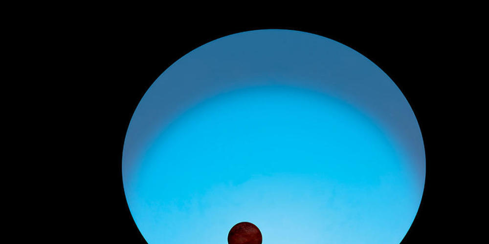 Der Exoplanet WASP-189b umkreist den blau leuchtenden Stern HD 133112. Es ist einer der heissesten Sterne, um die ein Planetensystem bekannt ist.